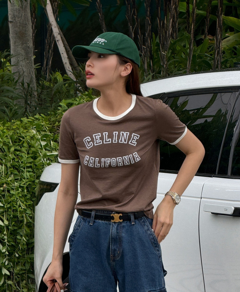Kỳ Duyên không quá đam mê váy vóc. Phong cách thường thấy của nàng hậu là những set đồ năng động, khỏe khoắn. Đặc biệt, cô có rất nhiều công thức mix áo thun.