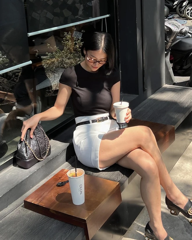 Áo thun cũng là item thường xuyên được Hoa hậu Phương Khánh lựa chọn khi xuống phố.