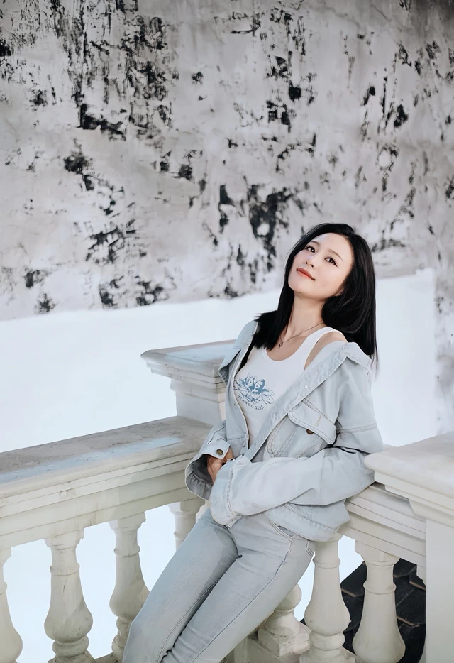 Quỳnh Châu tận dụng lợi thế sắc vóc để diện đồ phong cách khoẻ khoắn với quần jeans.