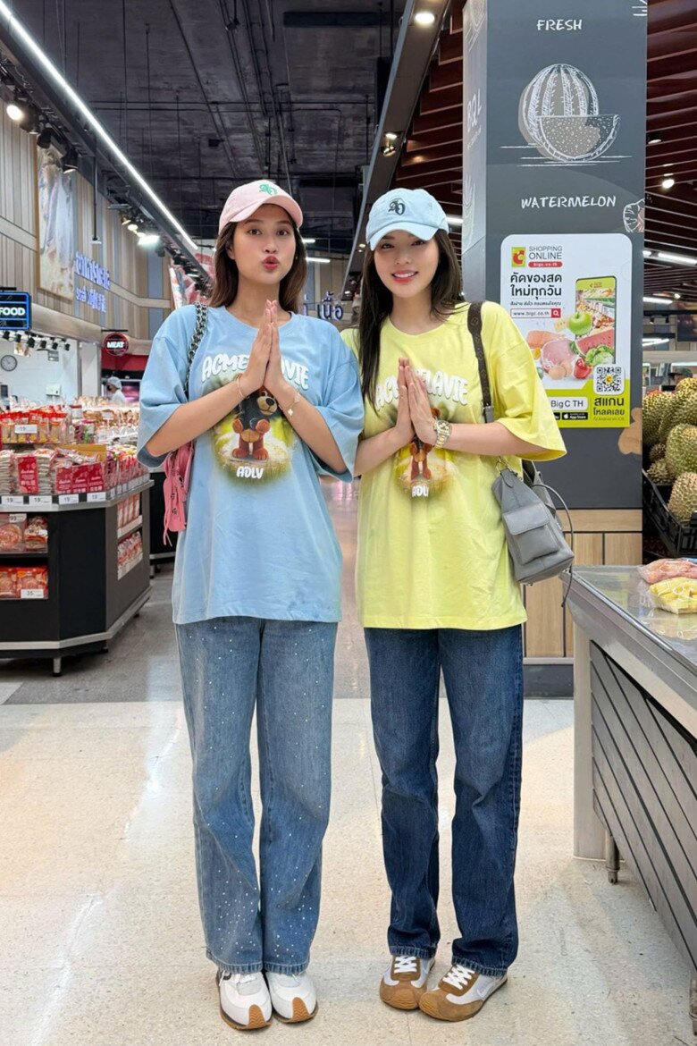 Kỳ Duyên và Thiên Ân thoải mái trong trang phục áo thun + quần jeans hợp tông.