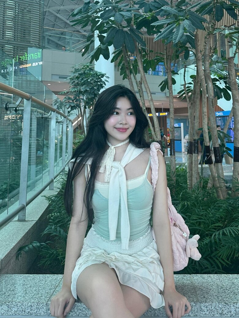 Lọ Lem thường ưu tiên những kiểu tóc đơn giản để tôn lên vẻ đẹp trong trẻo, dịu dàng.