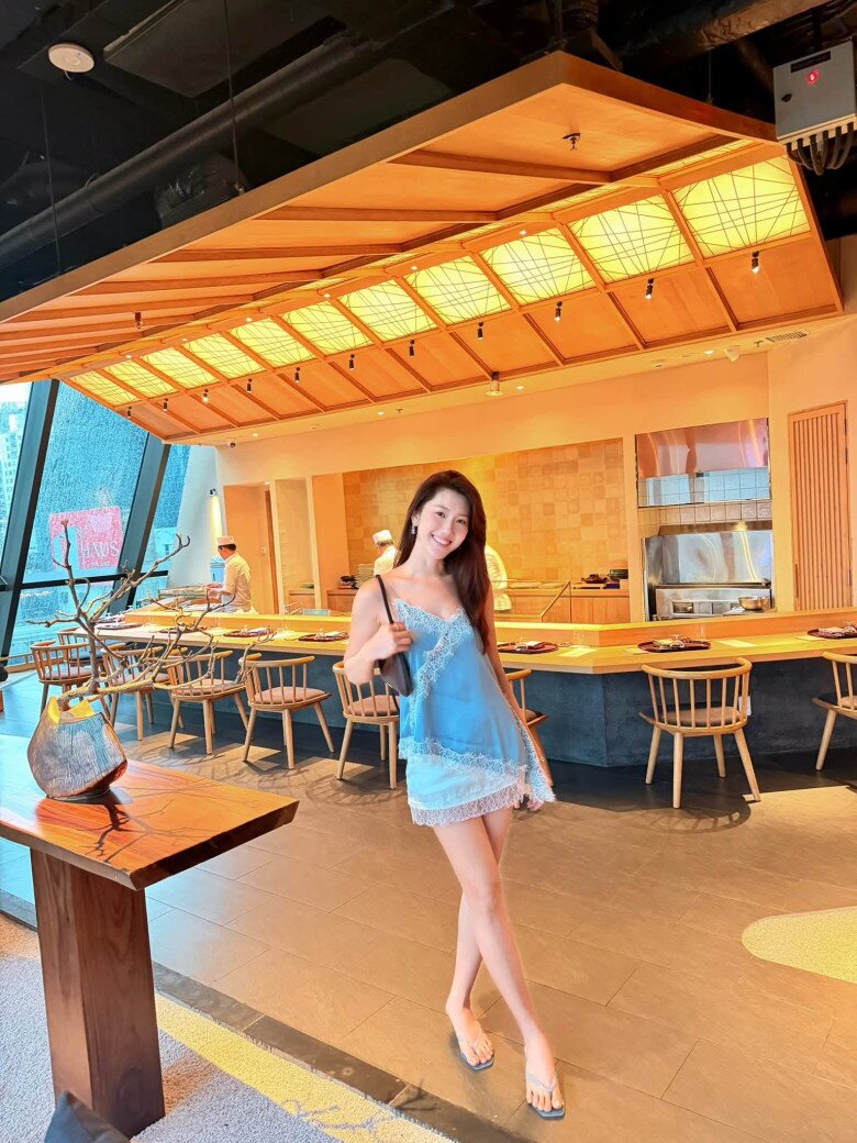 Không chỉ được Hoàng Thùy Linh lựa chọn, chân váy lụa phối ren còn xuất hiện trong tủ đồ của nhiều mỹ nhân Việt thời gian gần đây. Trong ảnh, nữ diễn viên U35 cho thấy sức hút của chân váy lụa phối ren khi kết hợp cùng các thiết kế tối giản.
