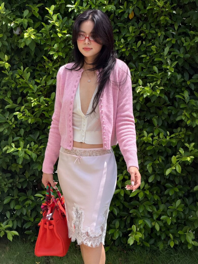 Nữ ca sĩ phối cardigan dáng ngắn cùng chân váy lụa, tạo tổng thể trẻ trung nhưng vẫn thanh lịch ở tuổi 38.