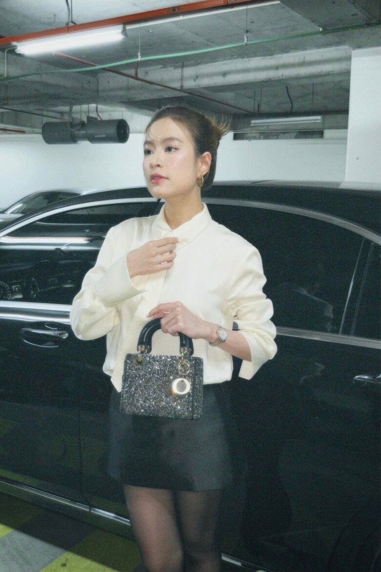Những thiết kế tối giản, phom dáng gọn gàng là lựa chọn quen thuộc của Hoàng Thùy Linh trong đời thường.