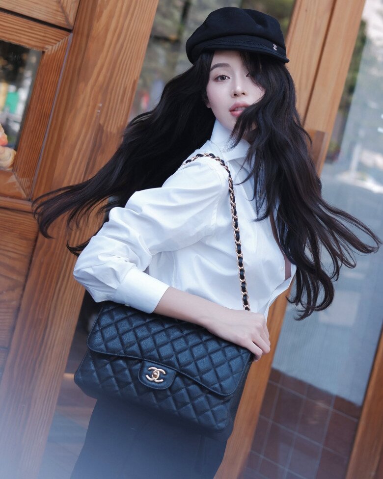 Sơ mi oversized là một trong những món đồ được hoa hậu Thanh Thủy yêu thích, dễ dàng kết hợp để tạo nên phong cách sang trọng, tinh tế.