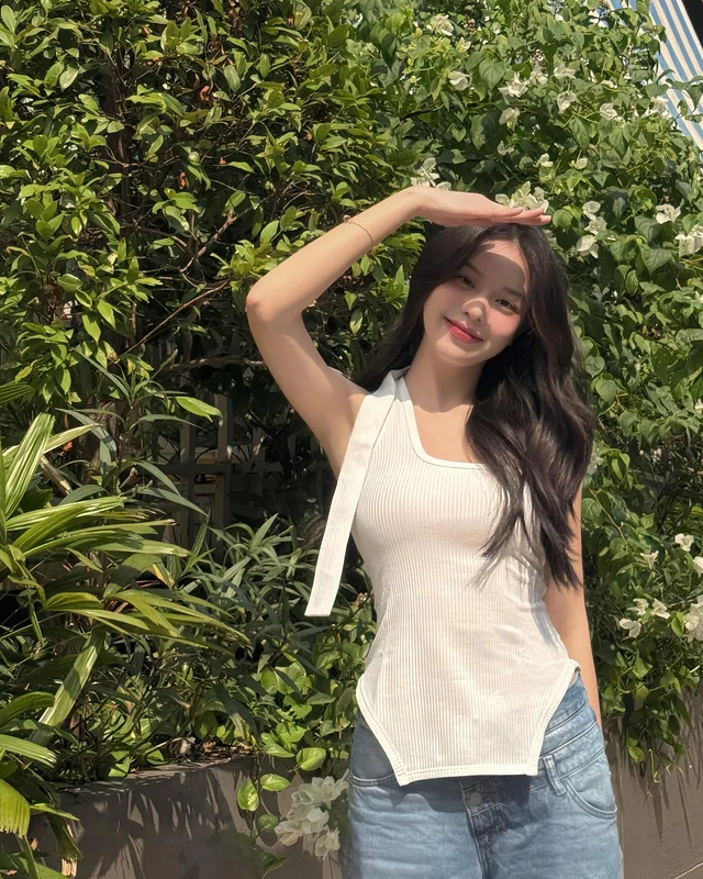 Tank top trắng và quần jeans là công thức được Thanh Thủy yêu thích.