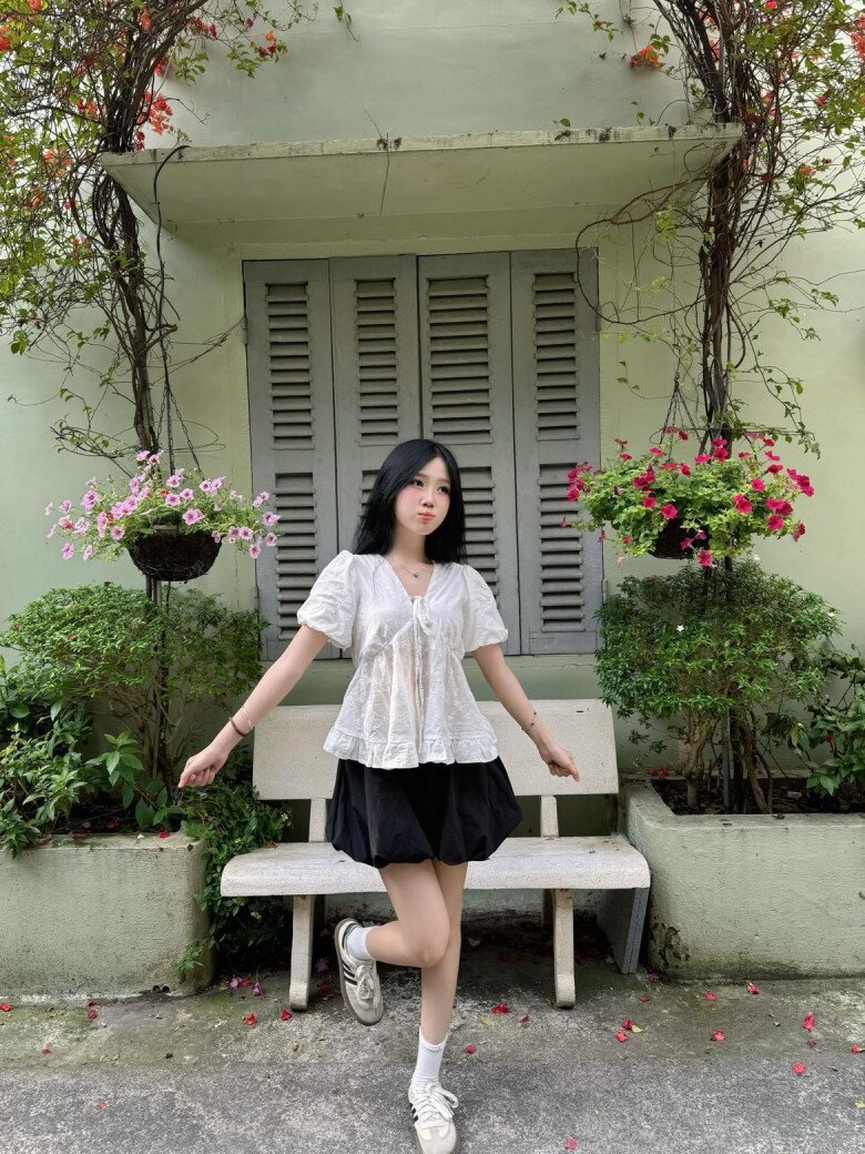 Với phom dáng tạo khối đặc trưng, chân váy bí đang trở thành lựa chọn được nhiều tín đồ thời trang yêu thích nhờ vẻ ngoài hiện đại và trẻ trung.