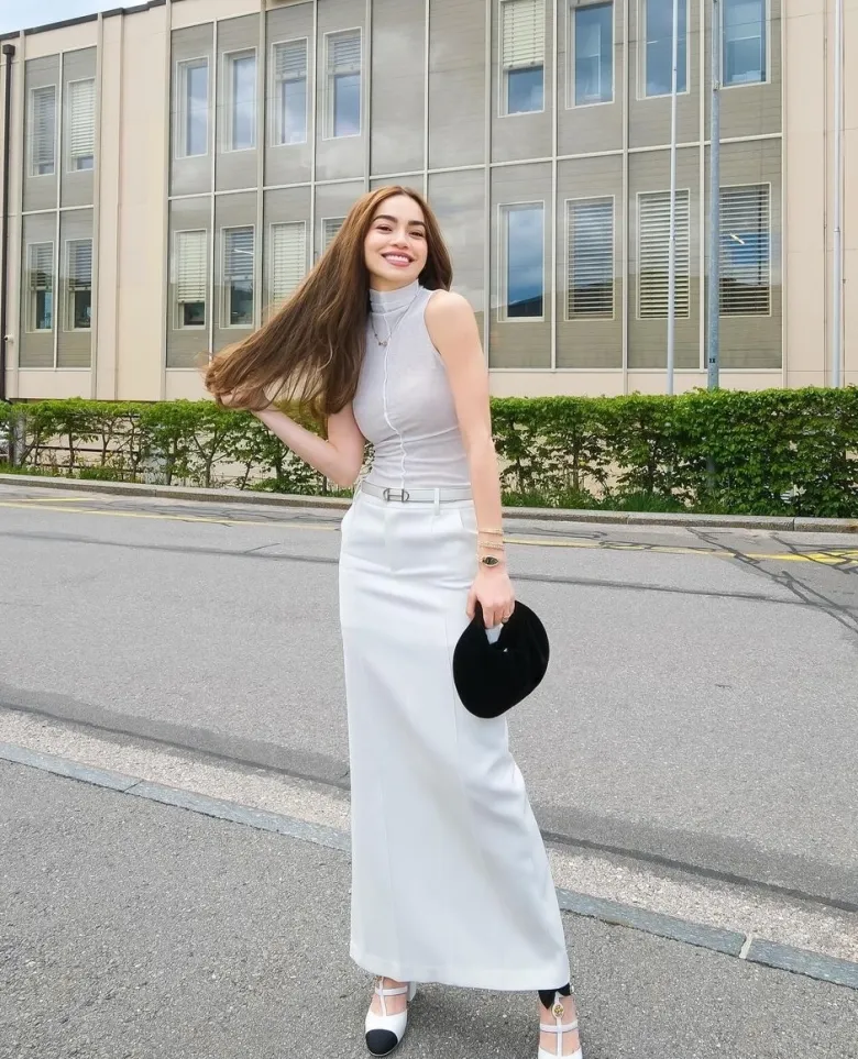 Kết hợp chân váy maxi dài chạm mắt cá cùng áo sát nách cổ cao, nữ ca sĩ mang đến hình ảnh hiện đại, tối giản nhưng vẫn đầy cuốn hút.