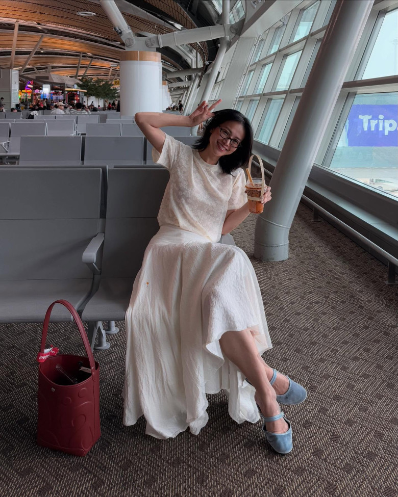 Hoa hậu Phương Khánh nâng tầm vẻ yêu kiều, tiểu thư khi mix chân váy maxi với áo thun trắng cùng tone màu.