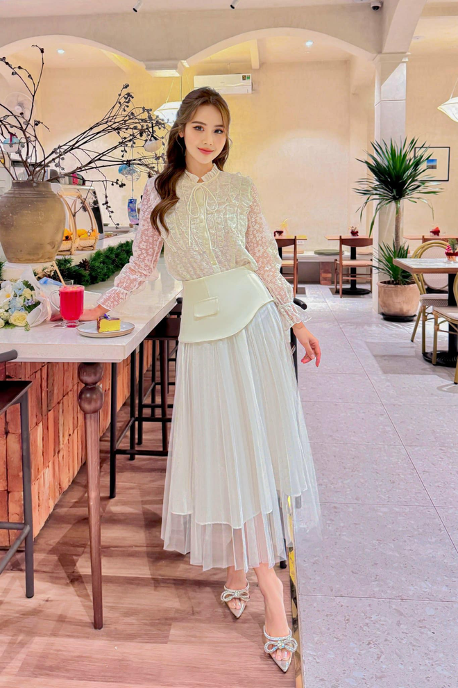 Huyền Lizzie gợi ý cho chị em cách mix amp; match áo blouse trắng kết hợp với chân váy xếp ly.