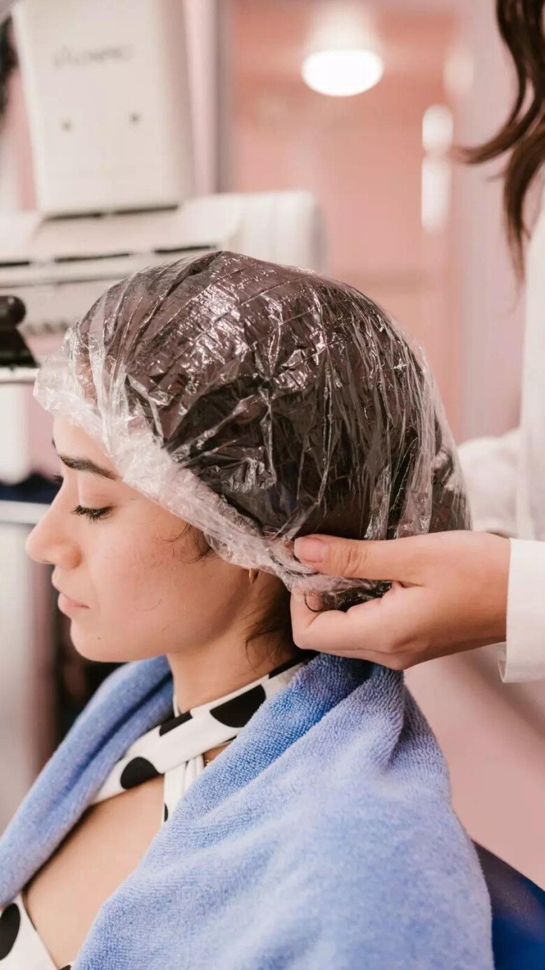Ủ tóc đều đặn 1 - 2 lần mỗi tuần giúp tóc nhuộm duy trì độ mềm mượt và hạn chế khô xơ.