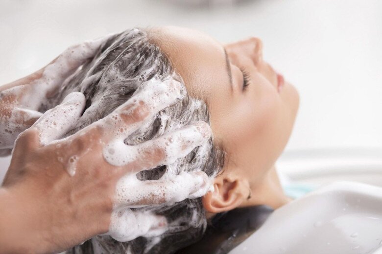 Gội đầu ngay khi mới nhuộm dễ khiến màu tóc nhanh phai. 