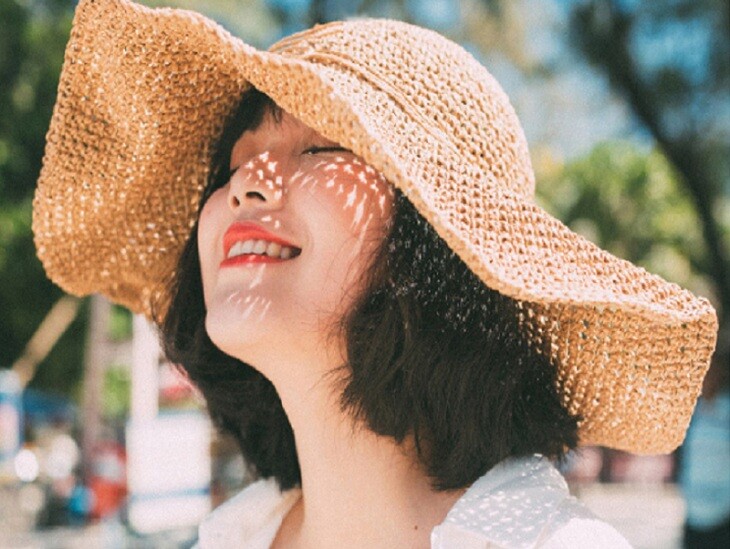 Bạn có thể đội mũ rộng vành để ngăn tóc tiếp xúc trực tiếp với tia UV.