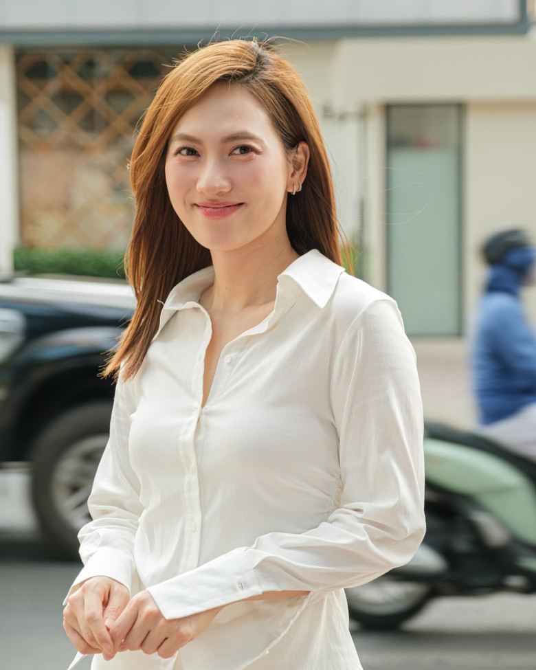 Một chiếc sơ mi trắng vừa vặn giúp Phương Anh Đào xây dựng hình ảnh quý cô công sở hiện đại.