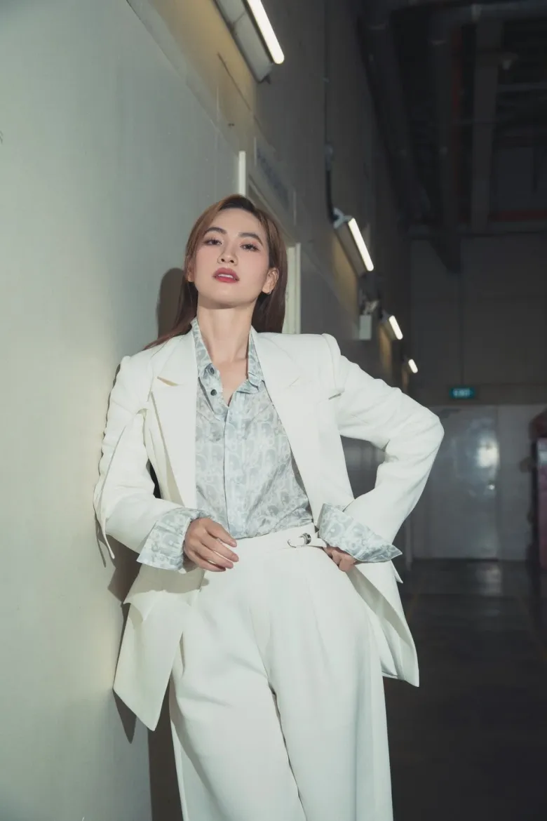 Blazer oversized kết hợp quần âu cạp cao giúp Phương Anh Đào sở hữu diện mạo thanh lịch chẳng kém các nữ chính phim Hollywood.