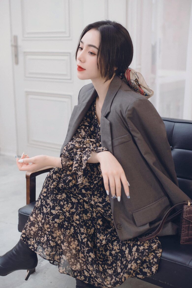 Quỳnh Kool ghi điểm với công thức váy hoa và blazer giúp diện mạo thêm thanh lịch.