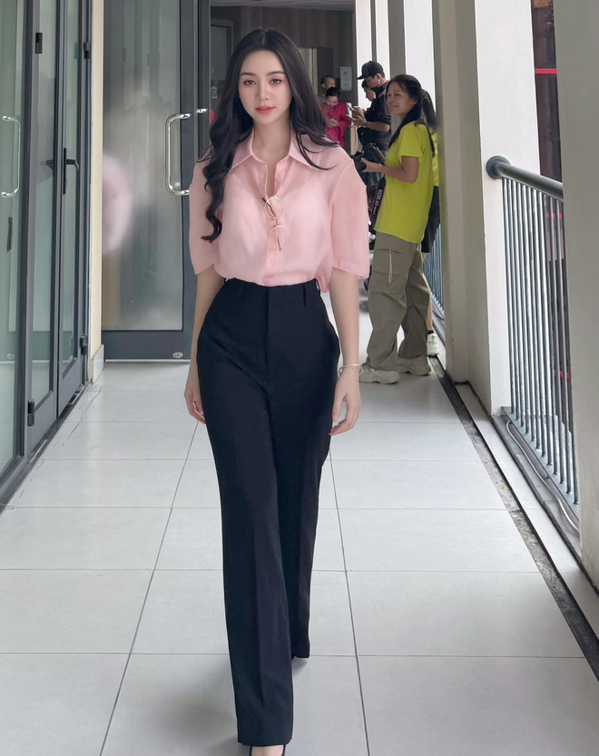 Nữ diễn viên ưu tiên những thiết kế giúp kéo dài tỷ lệ cơ thể một cách tự nhiên. Công thức phối đồ thanh lịch, rất dễ ứng dụng cho chị em văn phòng.