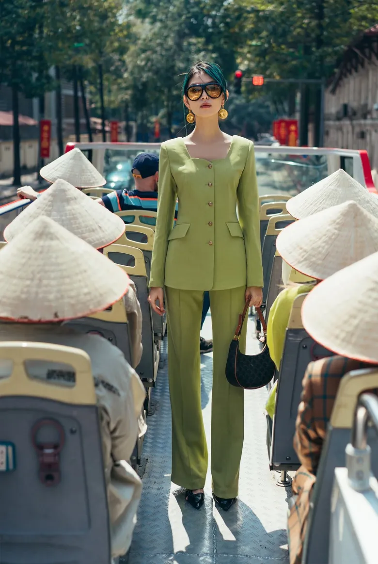 Outfit giúp TyhD hack thêm chiều cao vốn đã lý tưởng, tôn trọn vòng eo con kiến vạn người mê.