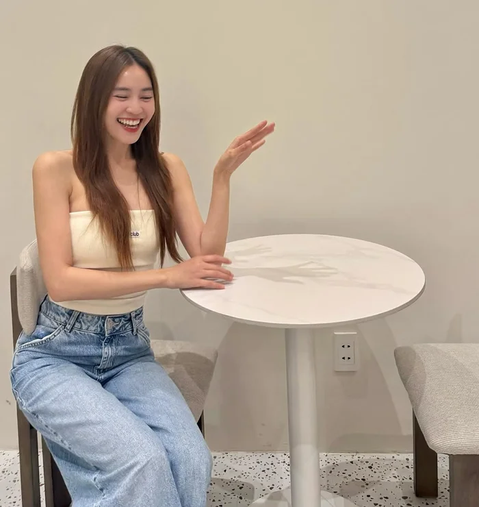 Gu thời trang đời thường của Ninh Dương Lan Ngọc nổi bật với phong cách trẻ trung, nữ tính và năng động.