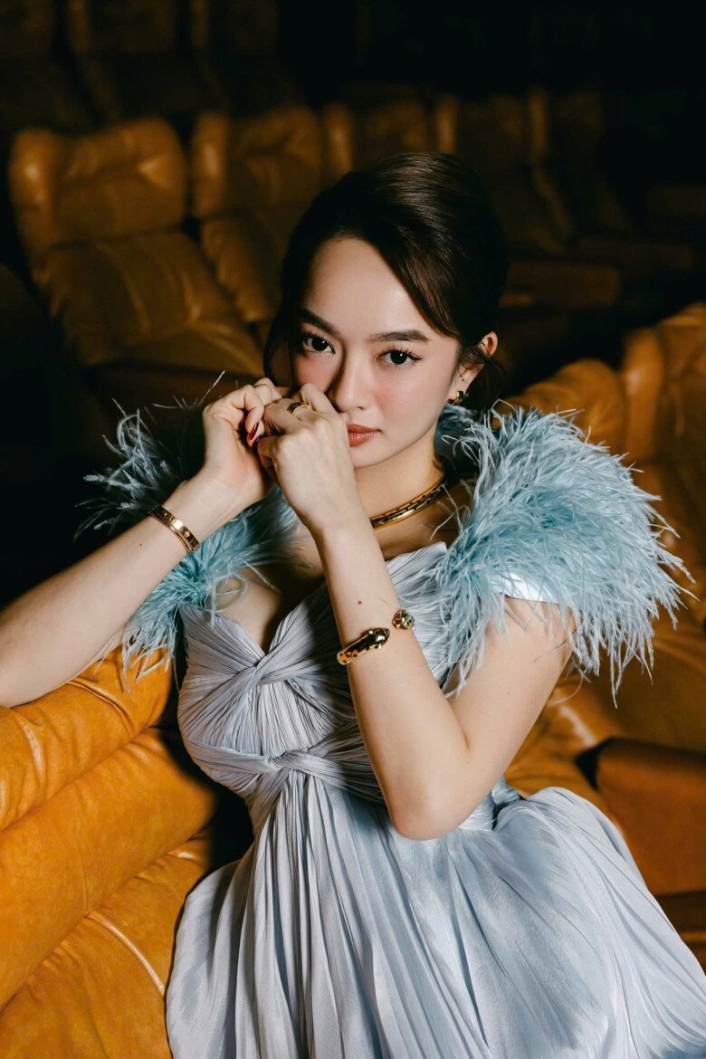 Kaity Nguyễn rạng rỡ với sắc xanh ngọc lam nhẹ nhàng kết hợp cùng phụ kiện trang sức vàng lấp lánh khi dự sự kiện.