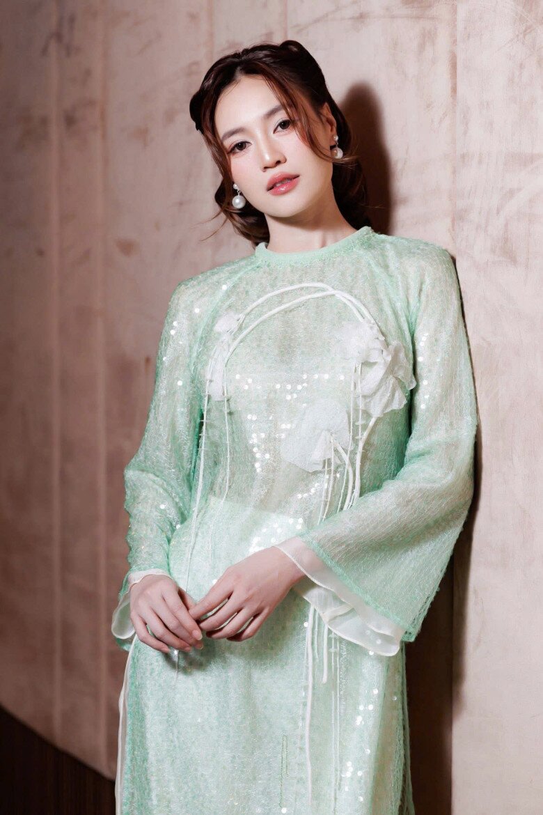 Ninh Dương Lan Ngọc chinh phục mọi ánh nhìn với vẻ đẹp kiêu sa và thanh lịch, hoàn hảo khi mix trang phục cùng khuyên tai ngọc trai cổ điển.