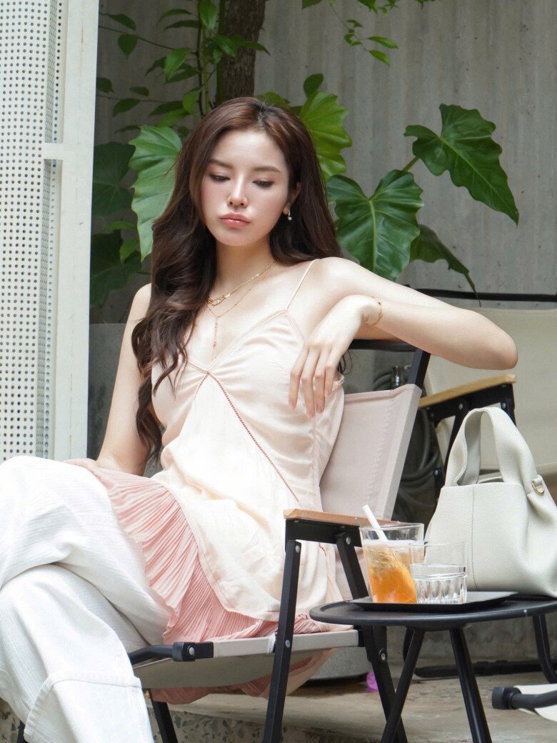 Chẳng cần váy áo cắt xẻ, Kỳ Duyên vẫn đốn tim người hâm mộ bằng chiếc áo lụa dây mềm mại.
