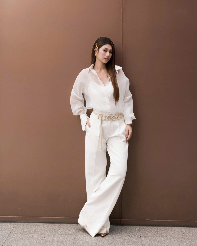 Đoàn Thiên Ân gợi ý công thức phối đồ All-White thanh lịch nhưng không nhàm chán.