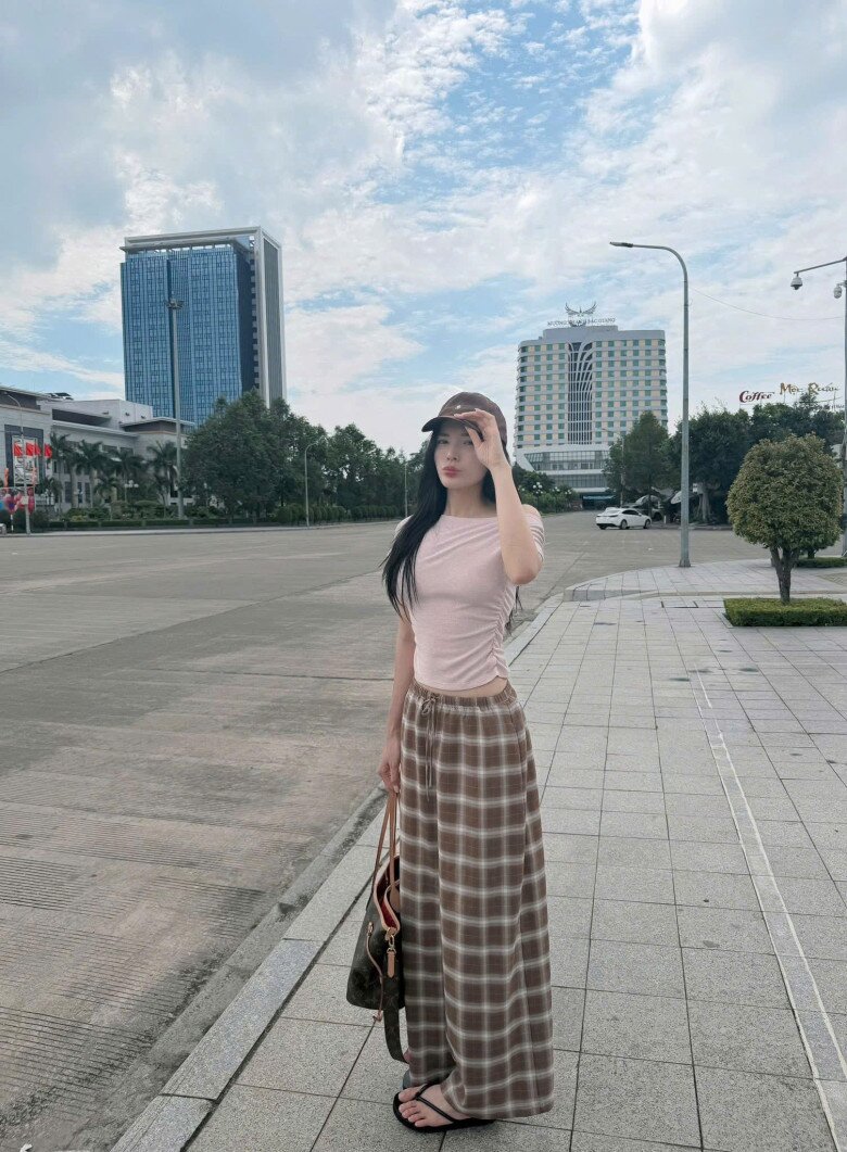 Kỳ Duyên lăng xê công thức phối đồ cho mùa hè: Áo ôm tôn dáng mix cùng quần suông họa tiết kẻ sọc caro. 