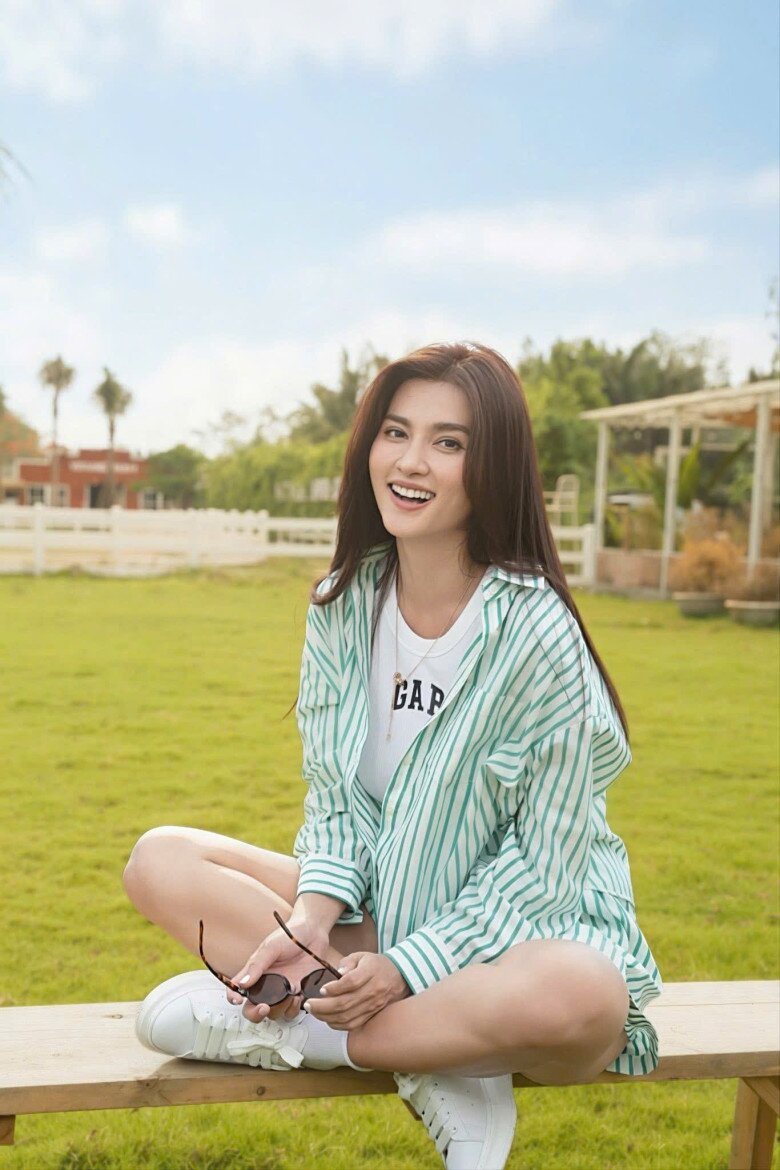 Áo thun trắng kết hợp sơ mi sọc kẻ – combo đời thường giúp NSƯT Kim Tuyến trẻ ra cả chục tuổi.