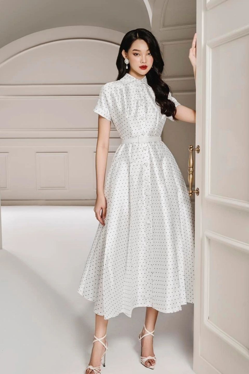 Từ váy chữ A đến đầm sơ mi, xu hướng chấm bi hướng tới vẻ đẹp thanh lịch pha nét lãng mạn hiện đại.