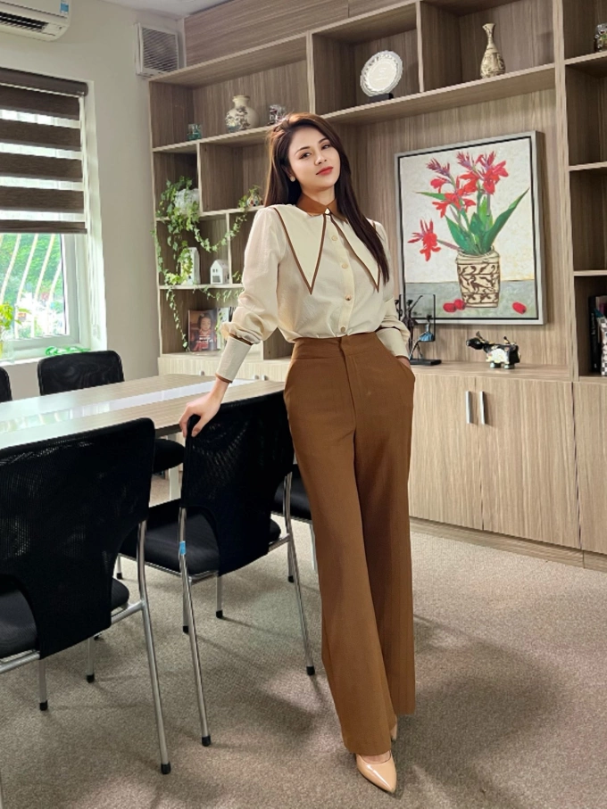 Lương Thu Trang được khen trẻ trung khi diện sơ mi tay bồng. 