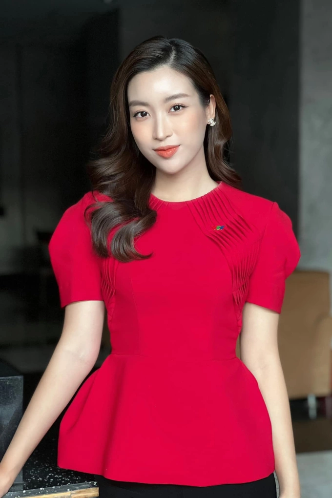 Đỗ Mỹ Linh đặc biệt chuộng dáng áo peplum siết eo, xòe ở hông và tay bồng nhẹ, giúp cô tạo điểm nhấn cho eo thêm gọn gàng.