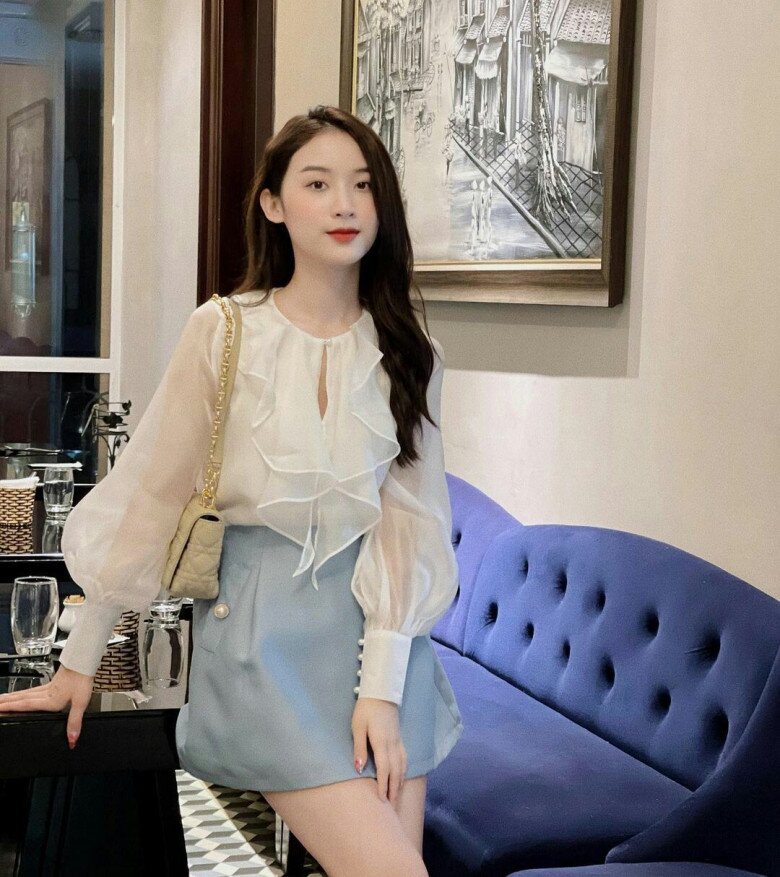 Áo tay bồng trở lại ấn tượng trong năm 2026 và được xem là items không thể thiếu trong tủ đồ của hội chị em công sở. 