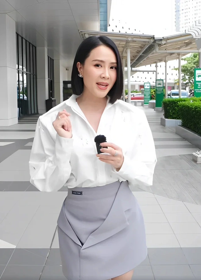 Hồng Diễm ghi điểm với áo tay bồng tông trắng, kết hợp chân váy thanh lịch, phù hợp môi trường công sở.