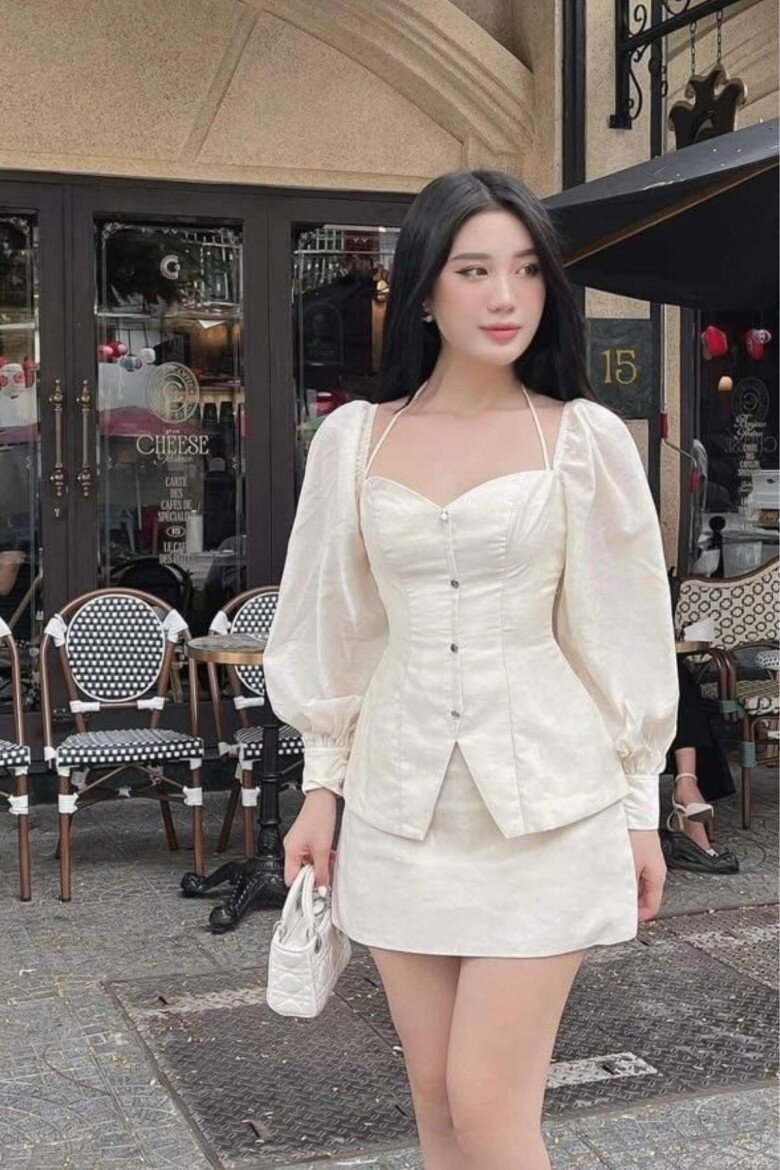 Không chỉ được ứng dụng khi đi làm, áo tay bồng còn được nhiều chị em lựa chọn khi hẹn hò, cafe...