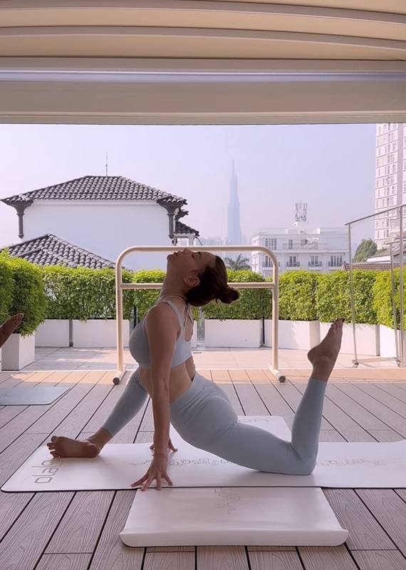  Yoga chính là vũ khí giúp Hồ Ngọc Hà giữ được sự trẻ trung. 