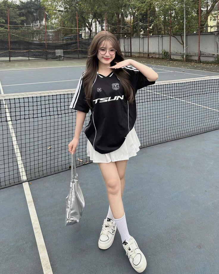 Công thức áo thể thao cùng chân váy tennis được nhiều bạn trẻ lựa chọn trong mùa World Cup 2026.