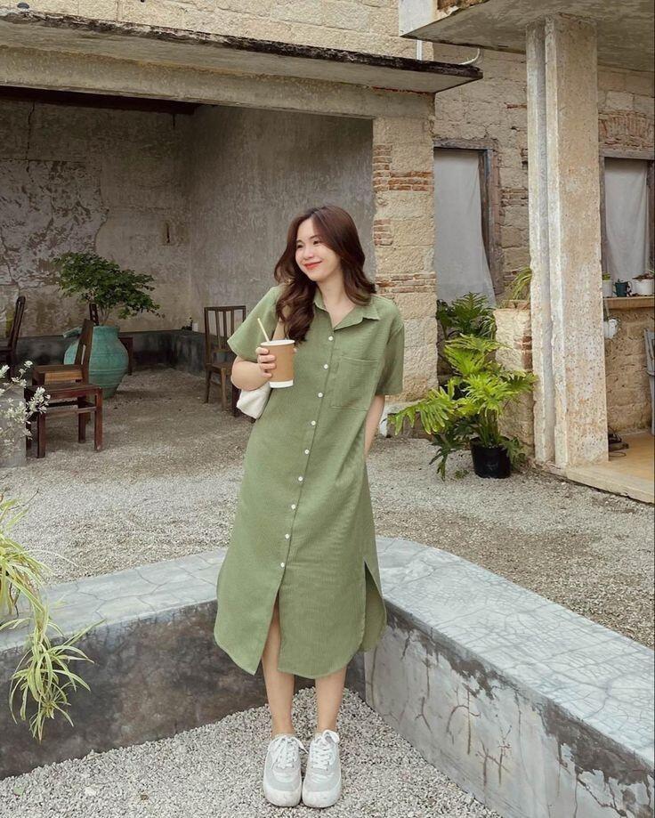 Váy sơ mi được làm mới với phom dáng trẻ trung, trở thành item công sở giúp nàng mặc đẹp cả ngày mà vẫn giữ vẻ thanh lịch, chuyên nghiệp.