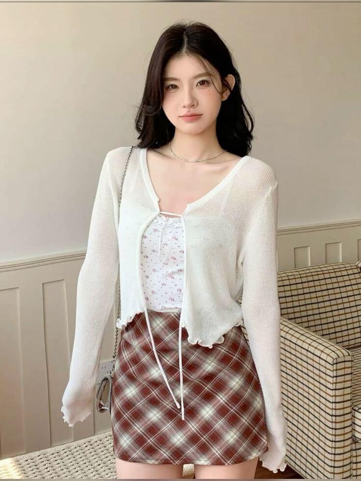Cardigan mỏng là cứu tinh của dân văn phòng, vừa giữ ấm khi ngồi điều hòa vừa hoàn thiện vẻ ngoài thanh lịch.