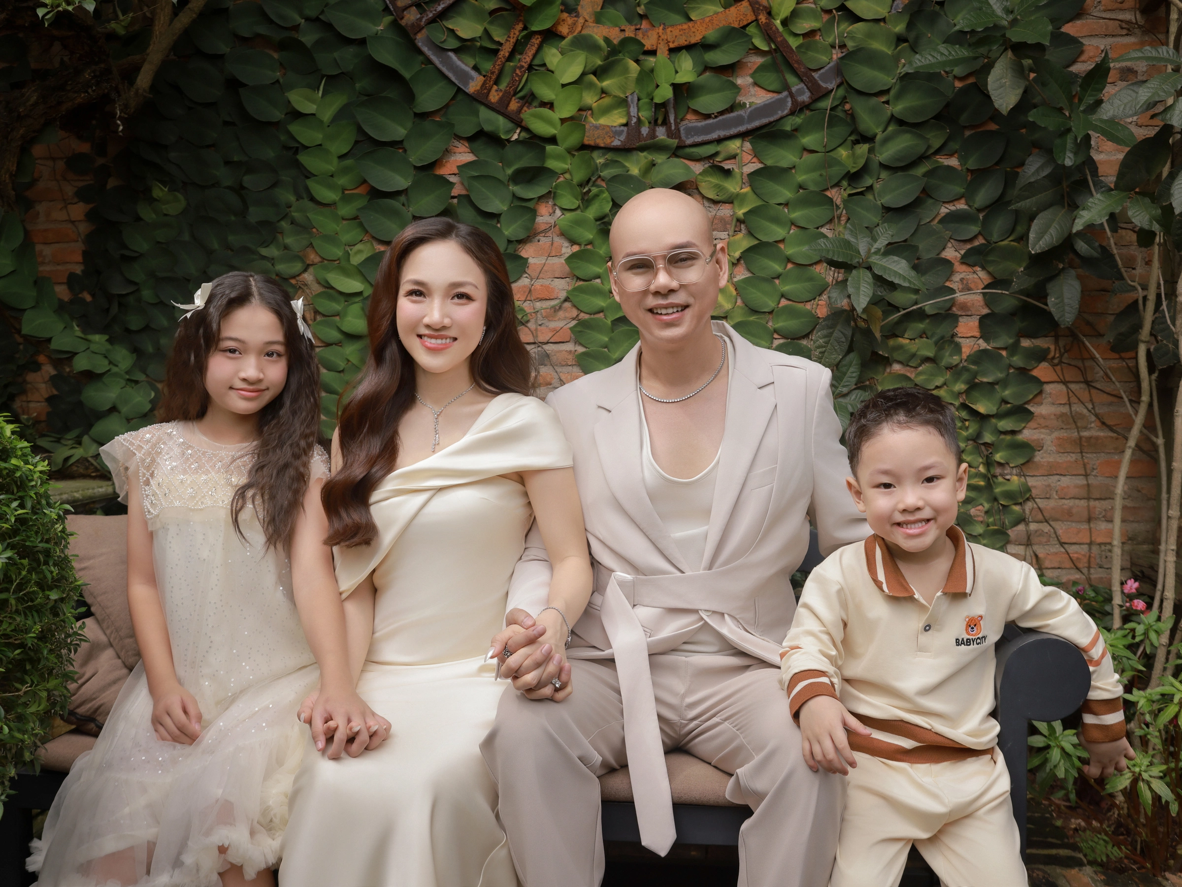 Dù sinh con khó khăn nhưng vợ chồng nam ca sĩ cảm thấy khá may mắn trong quá trình chăm con.