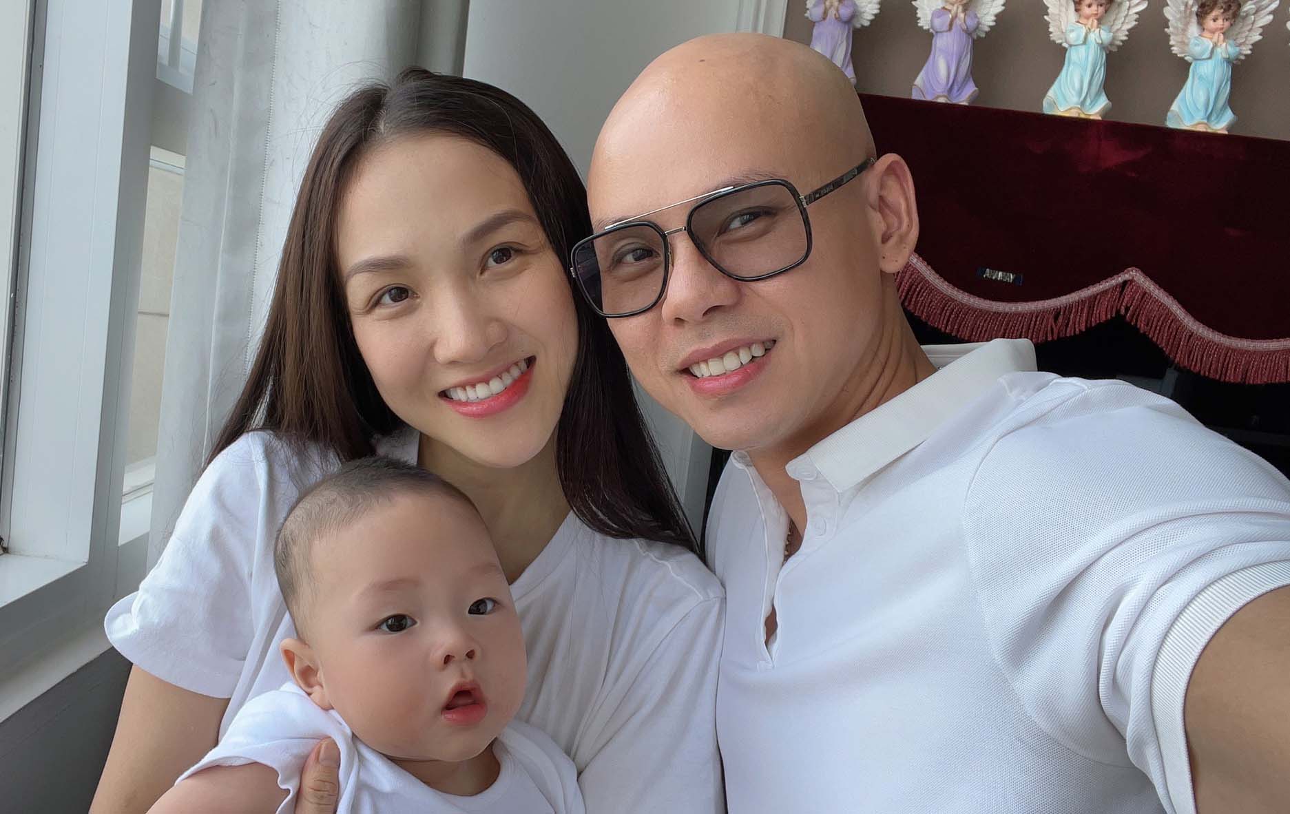Phan Đinh Tùng nói giây phút con cất tiếng khóc chào đời, các bác sĩ thở thào, có người còn bật khóc vì trường hợp của vợ rất hiếm, không phải ai cũng may mắn được vậy.