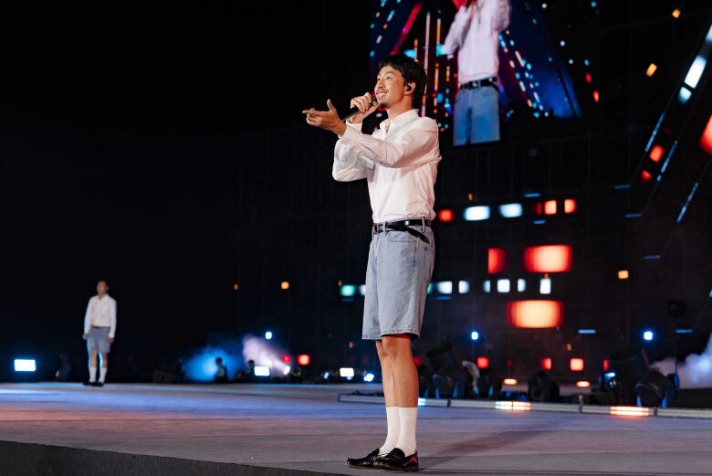 Lần trở lại với Forestival, rapper Đen Vâu mang đến khoảng không gian đầy hoài niệm và gần gũi đúng như tính cách giản dị vốn có của anh. 