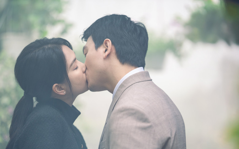 Cô và người mẫu Lê Xuân Tiền khóa môi trong phim.