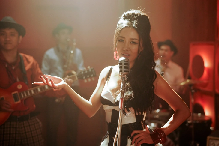 Văn Mai Hương xuất hiện chớp nhoáng ngay những khung hình đầu tiên của trailer.