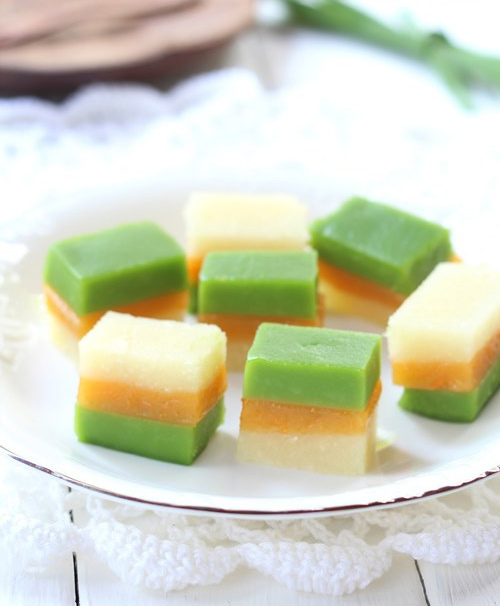 Banh san ba mau : Tự làm bánh sắn ba màu hấp dẫn ngày hè