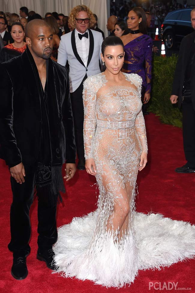 Met Gala 2015 chứng kiến sự táo bạo của Kim Kardashian trong bộ váy của Roberto Cavalli
