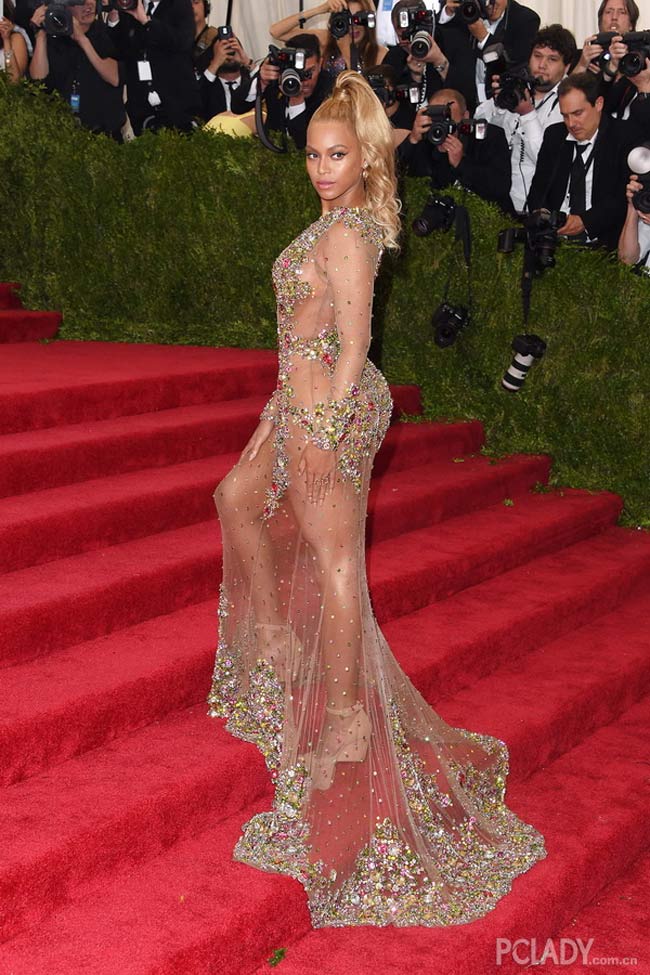 Trong khi đó, Beyonce cũng gây xôn xao với thiế kế của Givenchy
