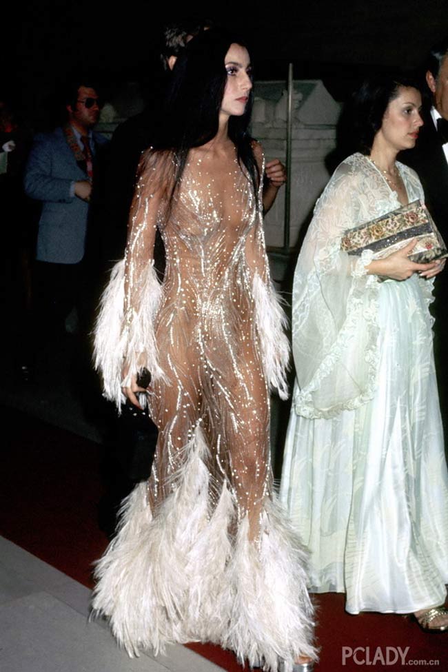 Trên thảm đỏ của Met Gala diễn ra vào năm 1974, nữ ca sĩ Cher đánh cắp mọi sự chú ý với chiếc váy mỏng tang từ thương hiệu Bob Mackie
