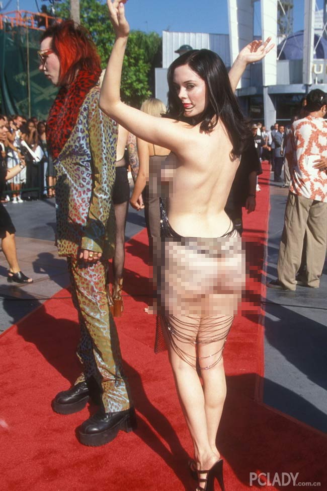 Tại lễ trao giải MTV vào năm 1998, Rose McGowa hướng mọi sự chú ý của ống kính khi mặc chiếc váy cũng như không
