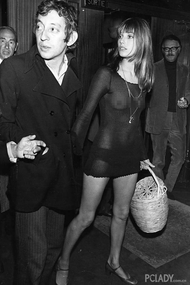 Năm 1970, nữ diễn viên - ca sĩ Jane Birkin thách thức trí tưởng tượng của người đối diện khi mặc bộ váy len mỏng khá phản cảm.
